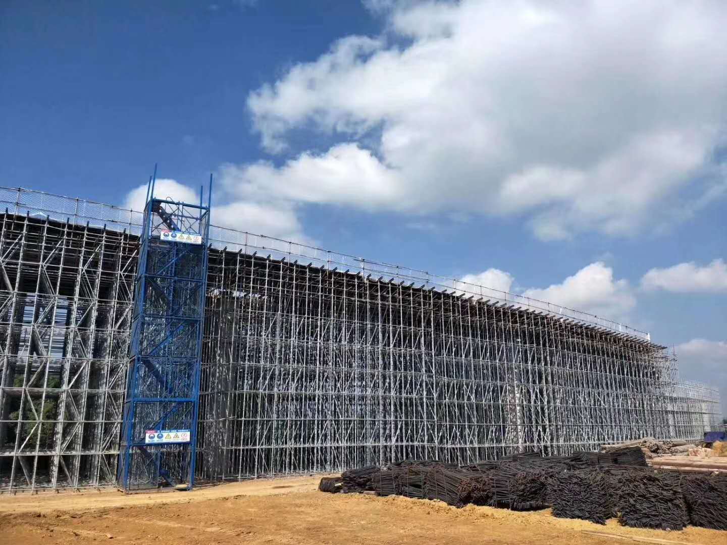 新疆烏魯木齊盤扣腳手架使用注意事項(xiàng)(圖1) 新疆烏魯木齊盤扣腳手架使用注意事項(xiàng)(圖1)